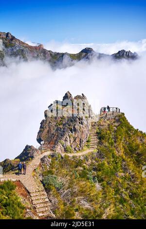 Point de vue Ninho da Manta sur le sentier de randonnée de Pico do Arieiro à Pico Ruivo, Madère, Portugal Banque D'Images