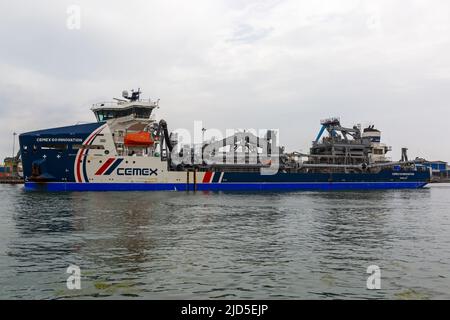 Poole, Dorset, Royaume-Uni. 18th juin 2022. Cemex Go innovation la dragueur Hopper arrive à Poole Harbour. CEMEX Go innovation est le premier de la nouvelle classe de dragueur d'agrégats marins (MAD) de Damen. Le navire MAD 3500 est le résultat d'une étroite coopération entre CEMEX et Damen et représente le premier d'une nouvelle génération de dragues efficaces et économiques. 103,5m drague à granulats longs. Crédit : Carolyn Jenkins/Alay Live News Banque D'Images