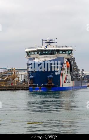 Poole, Dorset, Royaume-Uni. 18th juin 2022. Cemex Go innovation la dragueur Hopper arrive à Poole Harbour. CEMEX Go innovation est le premier de la nouvelle classe de dragueur d'agrégats marins (MAD) de Damen. Le navire MAD 3500 est le résultat d'une étroite coopération entre CEMEX et Damen et représente le premier d'une nouvelle génération de dragues efficaces et économiques. 103,5m drague à granulats longs. Crédit : Carolyn Jenkins/Alay Live News Banque D'Images