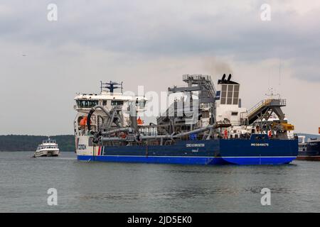 Poole, Dorset, Royaume-Uni. 18th juin 2022. Cemex Go innovation la dragueur Hopper arrive à Poole Harbour. CEMEX Go innovation est le premier de la nouvelle classe de dragueur d'agrégats marins (MAD) de Damen. Le navire MAD 3500 est le résultat d'une étroite coopération entre CEMEX et Damen et représente le premier d'une nouvelle génération de dragues efficaces et économiques. 103,5m drague à granulats longs. Crédit : Carolyn Jenkins/Alay Live News Banque D'Images