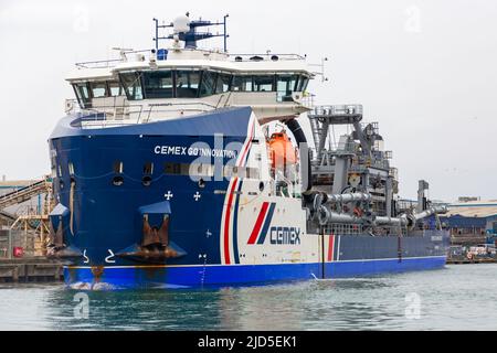 Poole, Dorset, Royaume-Uni. 18th juin 2022. Cemex Go innovation la dragueur Hopper arrive à Poole Harbour. CEMEX Go innovation est le premier de la nouvelle classe de dragueur d'agrégats marins (MAD) de Damen. Le navire MAD 3500 est le résultat d'une étroite coopération entre CEMEX et Damen et représente le premier d'une nouvelle génération de dragues efficaces et économiques. 103,5m drague à granulats longs. Crédit : Carolyn Jenkins/Alay Live News Banque D'Images