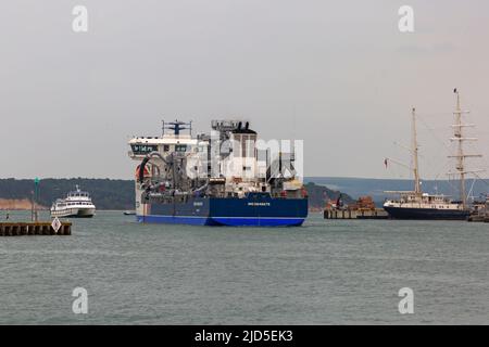 Poole, Dorset, Royaume-Uni. 18th juin 2022. Cemex Go innovation la dragueur Hopper arrive à Poole Harbour. CEMEX Go innovation est le premier de la nouvelle classe de dragueur d'agrégats marins (MAD) de Damen. Le navire MAD 3500 est le résultat d'une étroite coopération entre CEMEX et Damen et représente le premier d'une nouvelle génération de dragues efficaces et économiques. 103,5m drague à granulats longs. Crédit : Carolyn Jenkins/Alay Live News Banque D'Images