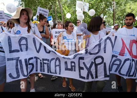 Madrid, Espagne. 18th juin 2022. Les manifestants tiennent une bannière lors d'une manifestation contre l'abandon de la santé publique. L'unité de soins infirmiers dénonce la « négligence grave » dont souffre le système de soins de santé. (Photo par Atilano Garcia/SOPA Images/Sipa USA) crédit: SIPA USA/Alay Live News Banque D'Images