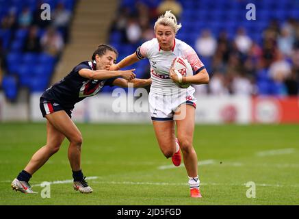 EnglandÕs Tara Stanley est attaqué par le canal Margot de FranceÕs lors du match international des femmes au stade Halliwell Jones, Warrington. Date de la photo: Samedi 18 juin 2022. Banque D'Images