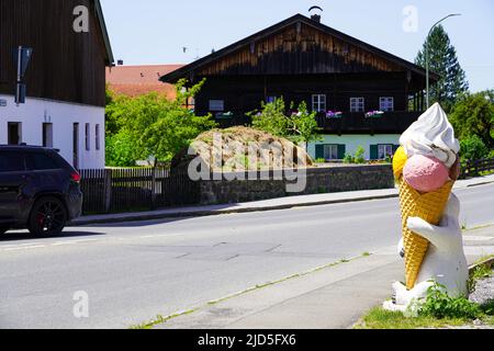 Sculpture de cône de glace dans un salon de glace situé en bordure de route à Kochel, Bavière, Allemagne, 18.6.22 Banque D'Images