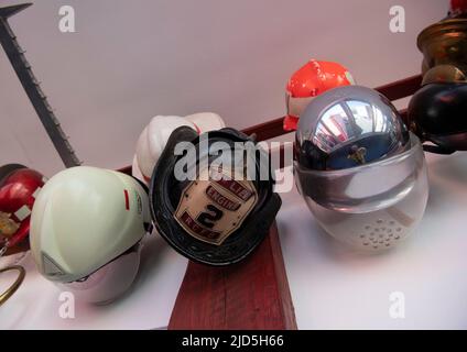 Berlin, Allemagne. 18th juin 2022. Des casques de pompiers de nombreux pays sont accrochés au mur du Musée des incendies de Berlin. Le musée a été rouvert aujourd'hui avec une petite célébration. Depuis mars 2018, les portes du musée ont été fermées. D'abord pour les travaux de rénovation nécessaires, puis a dû être mis en pause en raison d'une pandémie. Credit: Paul Zinken/dpa/Alay Live News Banque D'Images