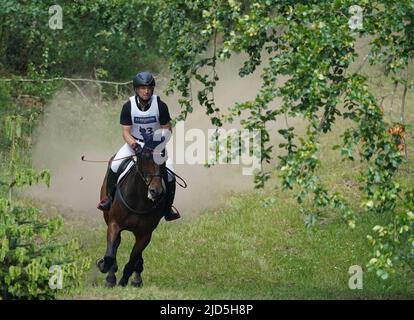 18 juin 2022, Basse-Saxe, Luhmühlen: Sports équestres/Evesting: Championnat allemand, cross-country, Messmer Trophée CCI4* test, à Luhmühlen. Michael Jung, pilote de l'événement allemand, fait le tour de Highlighter dans la compétition de cross-country. Le trois fois champion olympique Jung a conservé son avance du dressage après le cross-country. Photo: Marcus Brandt/dpa Banque D'Images