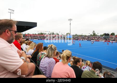 Vue générale des fans qui regardent depuis les stands pendant le match de la Ligue de hockey féminine FIH Pro au Lee Valley Hockey and tennis Centre, Londres. Date de la photo: Samedi 18 juin 2022. Banque D'Images