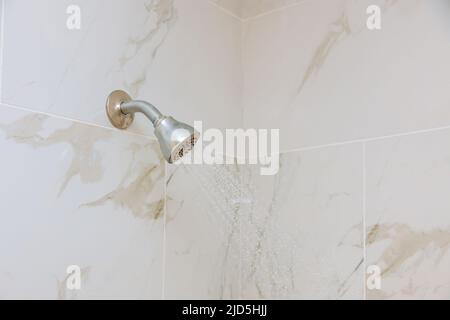 Nouvelle pomme de douche avec éclaboussures de gouttes d'eau Banque D'Images