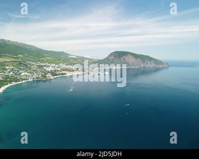 Gurzuf station vue panoramique sur Bear Mountain, Ayu-Dag, Yalta, Crimée. Jour ensoleillé au printemps. Nature été océan mer plage arrière-plan. Vacances Banque D'Images