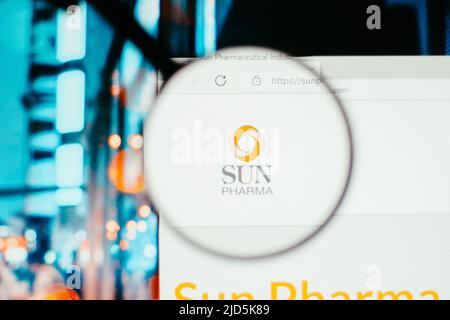 Dans cette illustration, la page d'accueil du site Web de Sun Pharmaceutical est affichée sur un écran d'ordinateur à travers une loupe. Banque D'Images