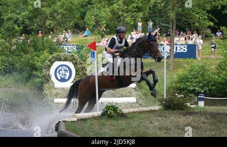 18 juin 2022, Basse-Saxe, Luhmühlen: Sports équestres/Evesting: Championnat allemand, cross-country, Messmer Trophée CCI4* test, à Luhmühlen. Michael Jung, pilote de l'événement allemand, fait le tour de Highlighter dans la compétition de cross-country. Le trois fois champion olympique Jung a conservé son avance du dressage après le cross-country. Photo: Marcus Brandt/dpa Banque D'Images