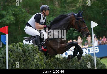 18 juin 2022, Basse-Saxe, Luhmühlen: Sports équestres/Evesting: Championnat allemand, cross-country, Messmer Trophée CCI4* test, à Luhmühlen. Michael Jung, un pilote allemand qui s'éviste, fait le tour de Highlighter dans la compétition de cross-country. Le trois fois champion olympique Jung a conservé son avance du dressage après le cross-country. Photo: Marcus Brandt/dpa Banque D'Images