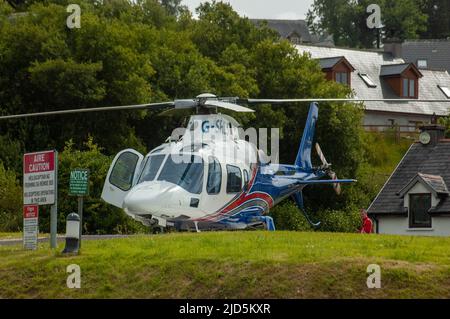 Bantry, West Cork, Irlande, samedi, juin 18, 2022; l'ambulance aérienne communautaire irlandaise a atterri à l'hôpital général de Bantry pour amener son équipe médicale à un incident. L'organisme de bienfaisance repart sur les dons publics pour financer le service, chaque mission coûtant environ 3 500 €. Credit ED/Alamy Live News Banque D'Images