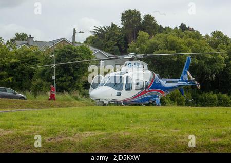 Bantry, West Cork, Irlande, samedi, juin 18, 2022; l'ambulance aérienne communautaire irlandaise a atterri à l'hôpital général de Bantry pour amener son équipe médicale à un incident. L'organisme de bienfaisance repart sur les dons publics pour financer le service, chaque mission coûtant environ 3 500 €. Credit ED/Alamy Live News Banque D'Images