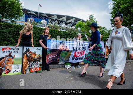 Ascot, Royaume-Uni. 18th juin 2022. Activistes des droits des animaux de l'association caritative végétalienne Viva! Assistez à une vigile devant Royal Ascot. Vive ! fait campagne pour sensibiliser le public au nombre de décès de chevaux dus à des courses de chevaux. Selon Animal Aid, il y a eu 2 457 morts de course depuis le 13th mars 2007, dont 42 à Ascot, y compris Star Safari, suite à des blessures de fetlock le jour 1 de Royal Ascot 2022. Crédit : Mark Kerrison/Alamy Live News Banque D'Images