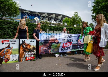 Ascot, Royaume-Uni. 18th juin 2022. Activistes des droits des animaux de l'association caritative végétalienne Viva! Assistez à une vigile devant Royal Ascot. Vive ! fait campagne pour sensibiliser le public au nombre de décès de chevaux dus à des courses de chevaux. Selon Animal Aid, il y a eu 2 457 morts de course depuis le 13th mars 2007, dont 42 à Ascot, y compris Star Safari, suite à des blessures de fetlock le jour 1 de Royal Ascot 2022. Crédit : Mark Kerrison/Alamy Live News Banque D'Images