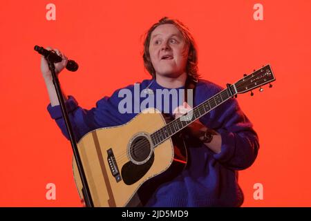 Newport, Royaume-Uni. 17th juin 2022. Le chanteur-compositeur-interprète écossais primé et guitariste Lewis Capaldi, célèbre dans le monde entier, se produit en direct au Festival de l'île de Wight. Crédit : SOPA Images Limited/Alamy Live News Banque D'Images