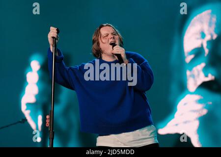 Newport, Royaume-Uni. 17th juin 2022. Le chanteur-compositeur-interprète écossais primé et guitariste Lewis Capaldi, célèbre dans le monde entier, se produit en direct au Festival de l'île de Wight. Crédit : SOPA Images Limited/Alamy Live News Banque D'Images