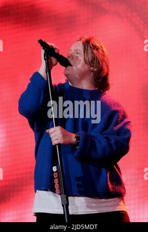 Newport, Royaume-Uni. 17th juin 2022. Le chanteur-compositeur-interprète écossais primé et guitariste Lewis Capaldi, célèbre dans le monde entier, se produit en direct au Festival de l'île de Wight. Crédit : SOPA Images Limited/Alamy Live News Banque D'Images