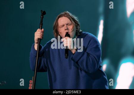 Newport, Royaume-Uni. 17th juin 2022. Le chanteur-compositeur-interprète écossais primé et guitariste Lewis Capaldi, célèbre dans le monde entier, se produit en direct au Festival de l'île de Wight. Crédit : SOPA Images Limited/Alamy Live News Banque D'Images