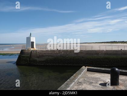 Vue à marée basse sur l'embouchure de la rivière et la jetée est à l'entrée du port de Nairn, par une journée ensoleillée. Vue sur la plage est et la forêt de Culbin Banque D'Images
