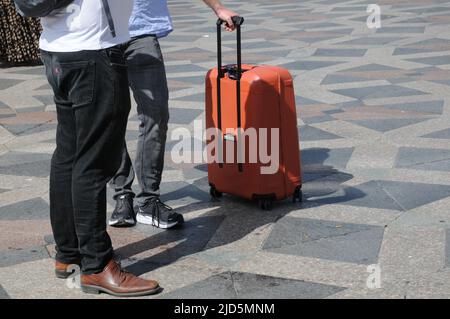 Copenhague /Danemark/18 juin 2022/Travellerwwith ne louage à Copenhague Danemark. (Photo..Francis Joseph Dean/Deanimages). Banque D'Images
