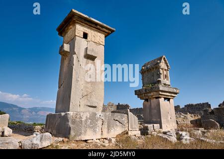 Monument Harpy et tombeau lycien dans les ruines de la ville antique de Xanthos, Turquie Banque D'Images