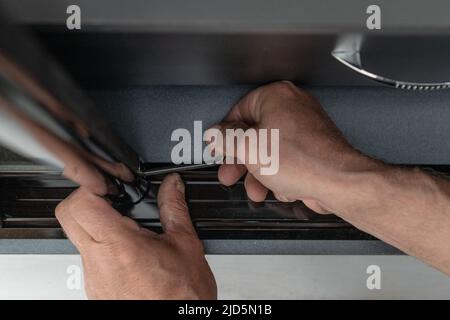 clé hexagonale pour le réglage de la porte dans le placard, l'installation de l'armoire à la maison, un plan détaillé d'installation de la porte. Banque D'Images