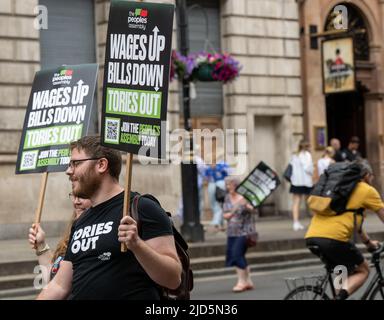 Londres, Royaume-Uni. 18th juin 2020. Le mouvement syndical mène une manifestation nationale appelant le gouvernement à agir pour faire face à la crise du coût de la vie. Crédit : Ian Davidson/Alay Live News Banque D'Images