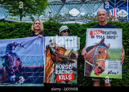 Ascot, Royaume-Uni. 18th juin 2022. Activistes des droits des animaux de l'association caritative végétalienne Viva! Assistez à une vigile devant Royal Ascot. Vive ! fait campagne pour sensibiliser le public au nombre de décès de chevaux dus à des courses de chevaux. Selon Animal Aid, il y a eu 2 457 morts de course depuis le 13th mars 2007, dont 42 à Ascot, y compris Star Safari, suite à des blessures de fetlock le jour 1 de Royal Ascot 2022. Crédit : Mark Kerrison/Alamy Live News Banque D'Images