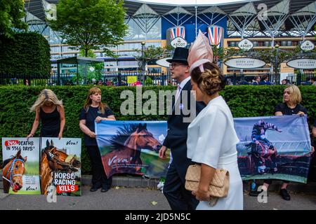 Ascot, Royaume-Uni. 18th juin 2022. Activistes des droits des animaux de l'association caritative végétalienne Viva! Assistez à une vigile devant Royal Ascot. Vive ! fait campagne pour sensibiliser le public au nombre de décès de chevaux dus à des courses de chevaux. Selon Animal Aid, il y a eu 2 457 morts de course depuis le 13th mars 2007, dont 42 à Ascot, y compris Star Safari, suite à des blessures de fetlock le jour 1 de Royal Ascot 2022. Crédit : Mark Kerrison/Alamy Live News Banque D'Images