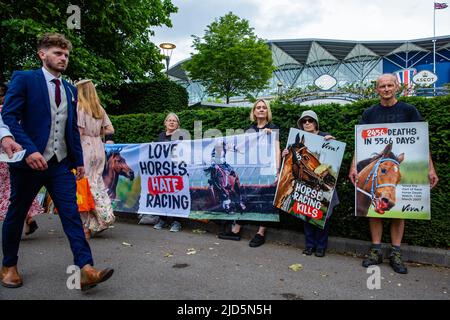 Ascot, Royaume-Uni. 18th juin 2022. Activistes des droits des animaux de l'association caritative végétalienne Viva! Assistez à une vigile devant Royal Ascot. Vive ! fait campagne pour sensibiliser le public au nombre de décès de chevaux dus à des courses de chevaux. Selon Animal Aid, il y a eu 2 457 morts de course depuis le 13th mars 2007, dont 42 à Ascot, y compris Star Safari, suite à des blessures de fetlock le jour 1 de Royal Ascot 2022. Crédit : Mark Kerrison/Alamy Live News Banque D'Images