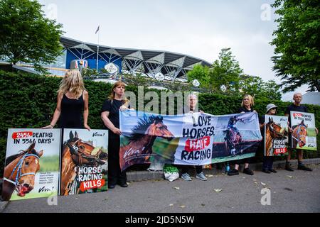 Ascot, Royaume-Uni. 18th juin 2022. Activistes des droits des animaux de l'association caritative végétalienne Viva! Assistez à une vigile devant Royal Ascot. Vive ! fait campagne pour sensibiliser le public au nombre de décès de chevaux dus à des courses de chevaux. Selon Animal Aid, il y a eu 2 457 morts de course depuis le 13th mars 2007, dont 42 à Ascot, y compris Star Safari, suite à des blessures de fetlock le jour 1 de Royal Ascot 2022. Crédit : Mark Kerrison/Alamy Live News Banque D'Images