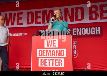 Londres, Royaume-Uni. 18th juin 2022. Sharon Graham, secrétaire général de Unite the Union, s'adresse aux manifestants de la place du Parlement. Des milliers de personnes et divers syndicats et groupes ont défilé dans le centre de Londres pour protester contre la crise du coût de la vie, le gouvernement conservateur, le régime des réfugiés rwandais et d'autres questions. Credit: Vuk Valcic/Alamy Live News Banque D'Images