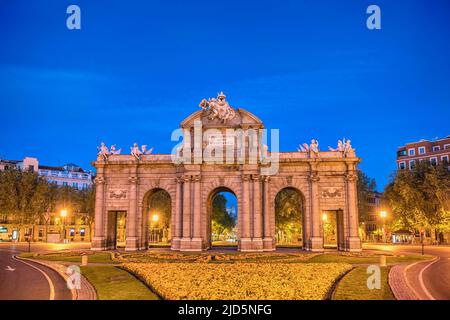 Madrid Espagne, vue nocturne de la ville à Puerta de Alcala Banque D'Images