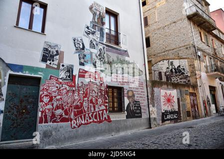 ORGOPOLO, SARDAIGNE, ITALIE, 21 AOÛT 2019 : rue principale du centre historique d'Orgopolo décorée par des artistes locaux peintures murales, en Sardaigne, Italie Banque D'Images