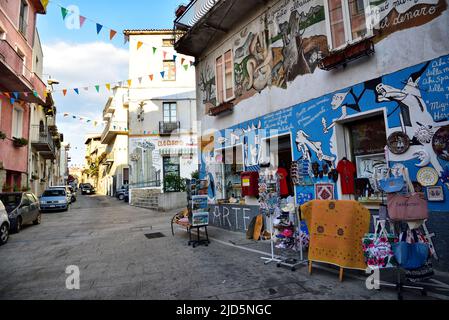 ORGOPOLO, SARDAIGNE, ITALIE, 21 AOÛT 2019 : rue principale du centre historique d'Orgopolo décorée par des artistes locaux peintures murales, en Sardaigne, Italie Banque D'Images