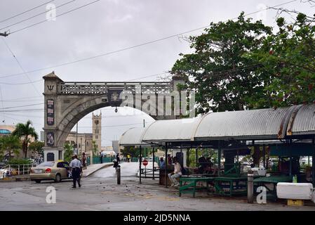 BRIDGETOWN, BARBADE; 19 février 2020: L'arche de l'indépendance sur le pont - Bridgetown, Barbade Banque D'Images