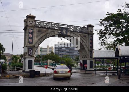 BRIDGETOWN, BARBADE; 19 février 2020: L'arche de l'indépendance sur le pont - Bridgetown, Barbade Banque D'Images