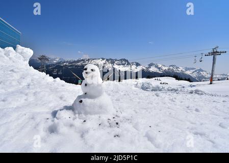 WHISTLER, C.-B., CANADA, le 30 MAI 2019 : bonhomme de neige au sommet du mont Blackcomb, dans le village de Whistler, à l'été 2019 Banque D'Images