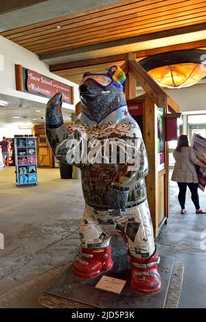 WHISTLER, C.-B., CANADA, le 30 MAI 2019 : statue d'ours dans l'édifice Roundhouse Lodge de la station de ski de Whistler Banque D'Images