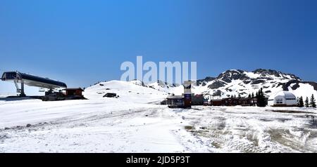 WHISTLER, C.-B., CANADA, le 30 MAI 2019 : édifice de télécabine Peak 2 Peak, au sommet du mont Whistler Blackcomb. Banque D'Images