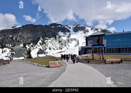 WHISTLER, C.-B., CANADA, le 30 MAI 2019 : édifice de télécabine Peak 2 Peak, au sommet du mont Whistler Blackcomb. Banque D'Images