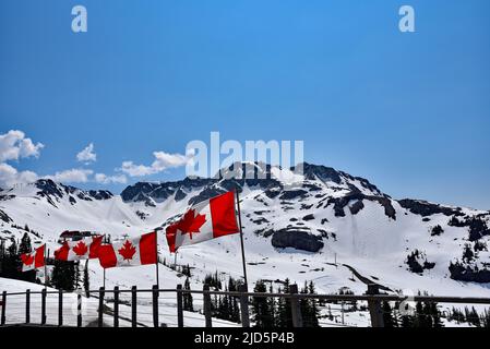 WHISTLER, C.-B., CANADA, le 30 MAI 2019 : les drapeaux canadiens sur le sommet de la montagne Blackcomb, dans le village de Whistler. Whistler est une ville touristique canadienne Banque D'Images