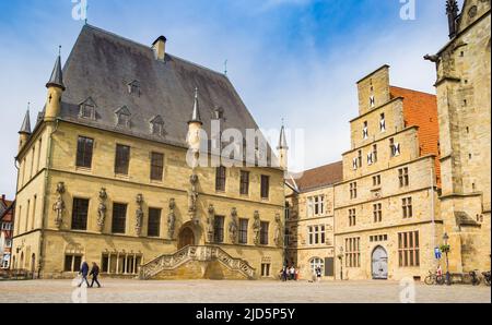 Hôtel de ville historique et maison de pesée sur la place du marché d'Osnabruck, Allemagne Banque D'Images