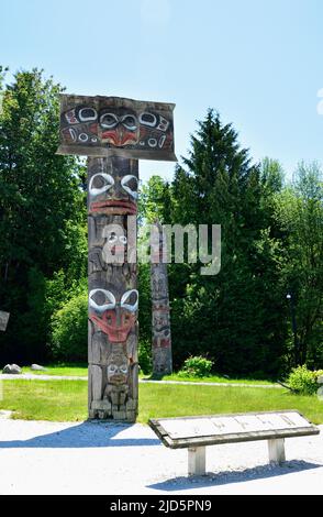 VANCOUVER, C.-B., CANADA, le 03 JUIN 2019 : totems des Premières nations et maisons haïdas au Musée d'anthropologie de l'Université de la Colombie-Britannique C.-B. Banque D'Images