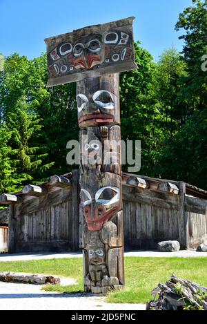 VANCOUVER, C.-B., CANADA, le 03 JUIN 2019 : totems des Premières nations et maisons haïdas au Musée d'anthropologie de l'Université de la Colombie-Britannique C.-B. Banque D'Images