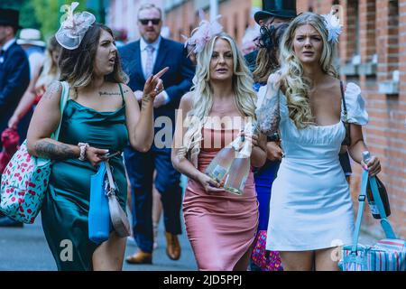 Ascot, Royaume-Uni. 18th juin 2022. Les Racegoers arrivent pour la dernière journée à Royal Ascot. La Royal Ascot de cette année est la première à être présente depuis 2019 et son code vestimentaire traditionnel a été détendu en raison des températures élevées subies pendant la majeure partie de l'événement. Crédit : Mark Kerrison/Alamy Live News Banque D'Images