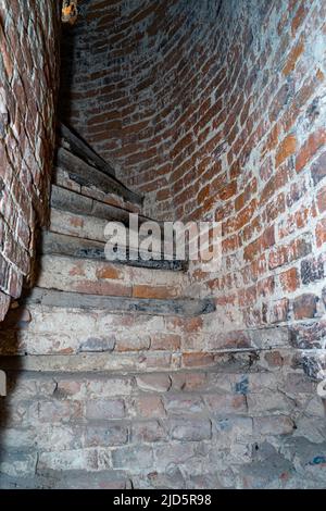 Escaliers à moitié ruinés dans l'ancienne tour. Escaliers dans la tour en ruines Banque D'Images